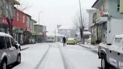 Karlıova'da Nisan'ın ilk gününde kar yağışı