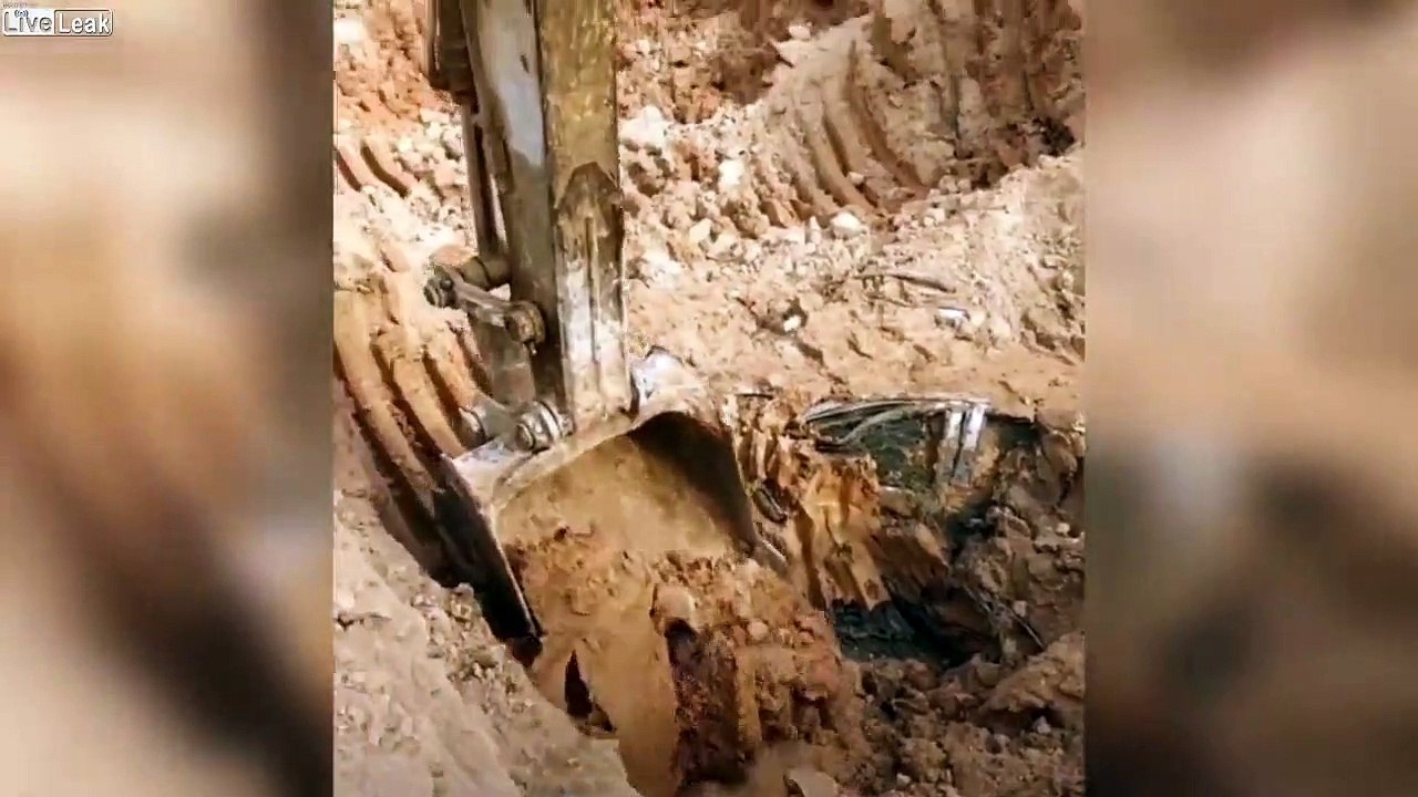 Ils découvrent une voiture enfouie dans un chantier !