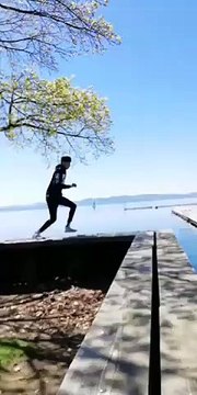 Il rate son saut par dessus l'eau de peu !