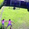 Le confinement ça rend fou... 2 frères jouent au foot en mode hooligan