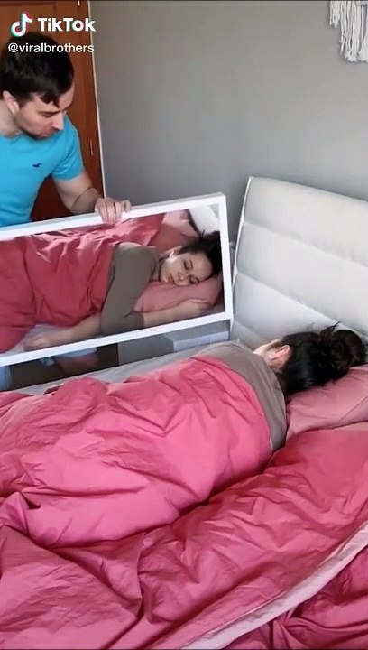 La blague qu'il fait à sa femme est bien drôle...