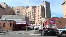 Hastane önünde fenalaşan kadına sağlık görevlileri müdahale etti - NEW