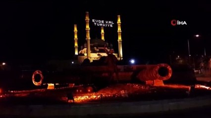 Selimiye Camii’ne 'Evde Kal Türkiye' yazılı mahya asıldı