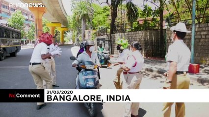 La policía india agudiza el ingenio para que la población respete las cuarentenas