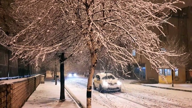 Kar yağışı kenti beyaza bürüdü - ARDAHAN