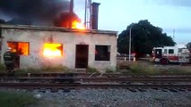 Incendio de “durmientes” moviliza a bomberos en Culiacán