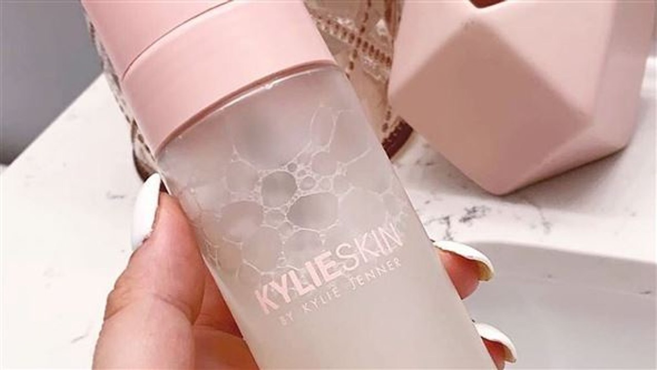 Kylie skin factory spendet handdesinfektionsmittel