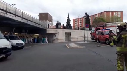 Bomberos y sanitarios se aplauden mutuamente en Barakaldo