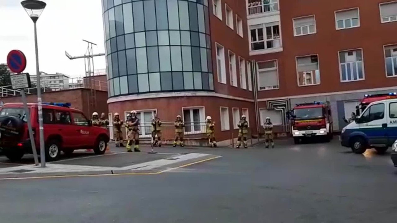 Bomberos y personal sanitario se aplauden entre sí en el Hospital de Cruces