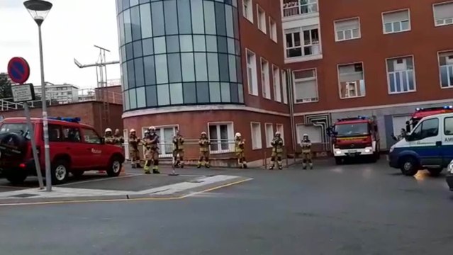 Bomberos y personal sanitario se aplauden entre sí en el Hospital de Cruces