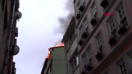 BEYOĞLU'NDA İŞ HANININ ÇATISI ALEV ALEV YANDI
