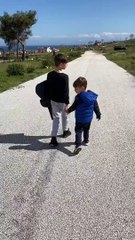 Σάκης Ρουβάς: Πάνω απ’ όλα μπαμπάς! Δείτε τον να μαθαίνει τον Απόλλωνα ποδήλατο!