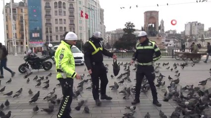 Taksim’de aç kalan güvercinleri trafik polisleri besledi