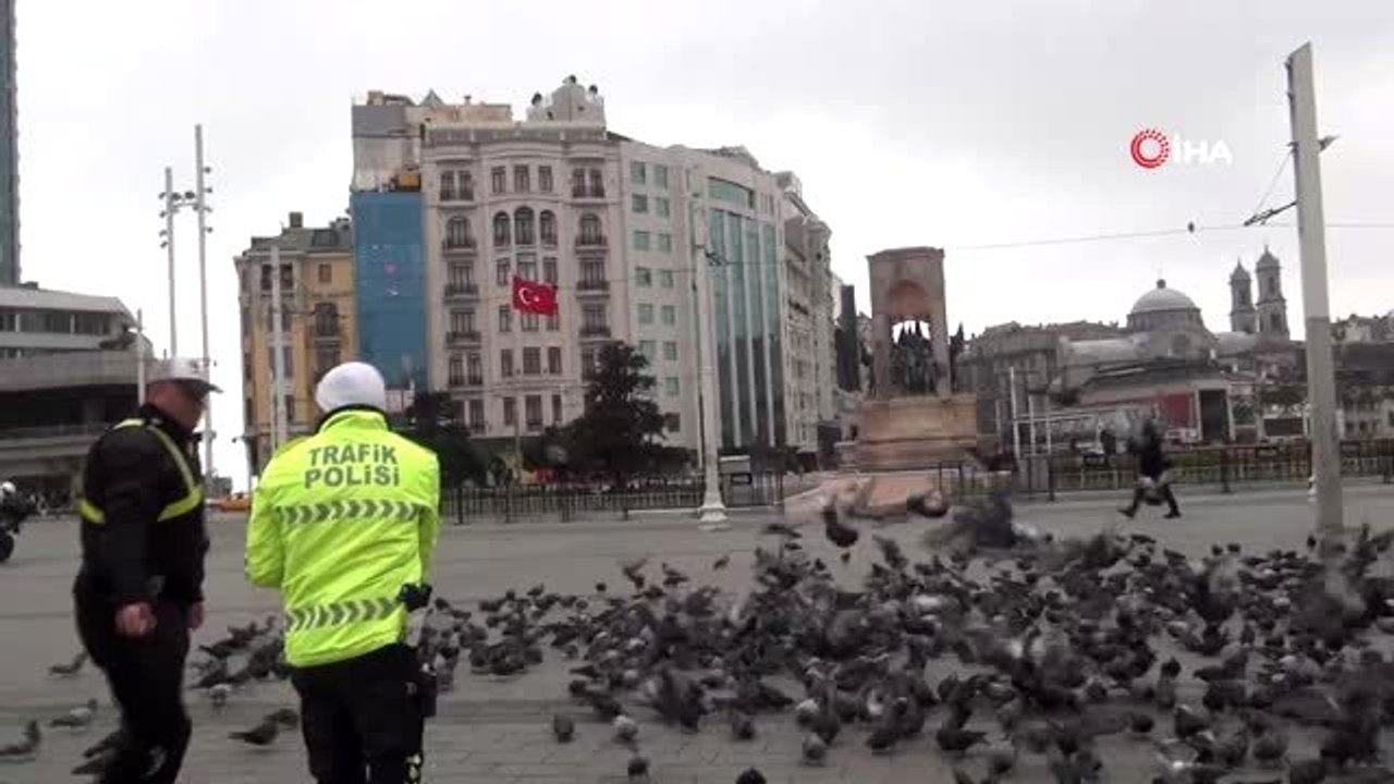 Taksim'de aç kalan güvercinleri trafik polisleri besledi