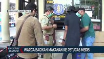 Warga Bagikan Makanan ke Petugas Medis Pasien Corona