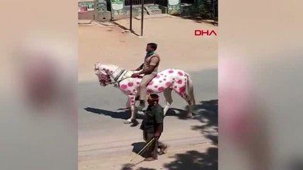 Hindistan'da ilginç koronavirüs uyarısı Atın üzerine virüsün resmini çizdi