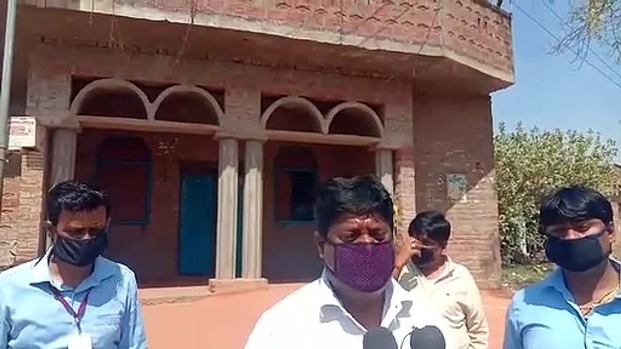 कानपुर देहात: समाजसेवी प्रधान ने लोगों को वितरण किए मास्क