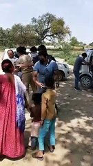 कानपुर: पुलिस प्रशासन गरीबों को बांट रहीं है भोजन, गरीबों ने दी दुआएं