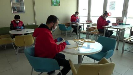 Korona ile mücadeleye gençlerden destek: Günde 500 adet 'siperli maske'