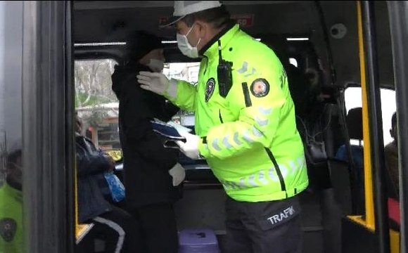 Durakta bekliyorlardı, dayanamadım aldım dedi, 789 lira ceza yedi