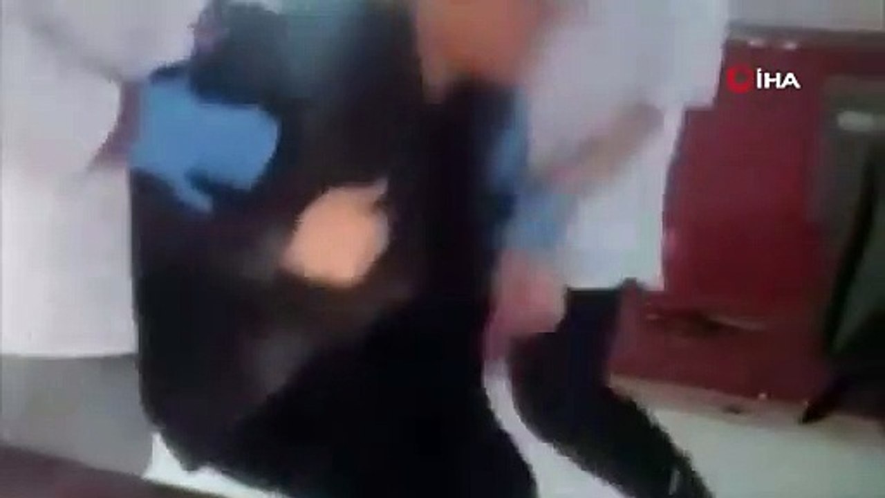 Korona virüs testi yaptırmamak için doktorlara direndi