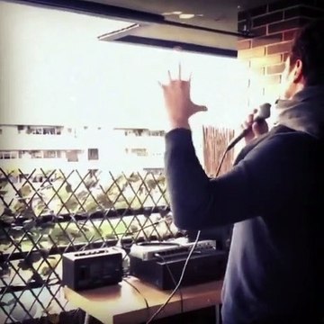 Concierto de Daniel Diges a sus vecinos desde el balcón