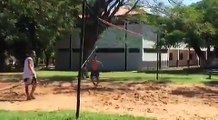 Ronaldinho Gaúcho jugando Piki Volley en la cárcel