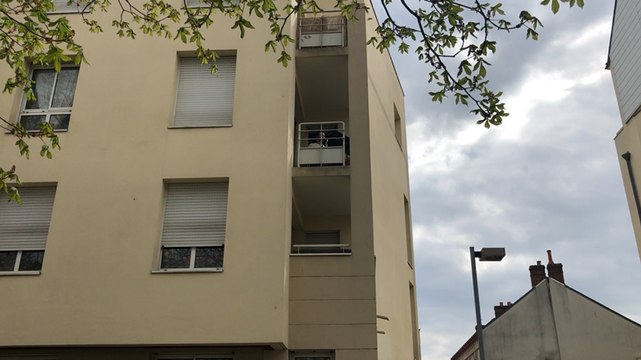 Confinement à Rennes. Séquence de musique au balcon