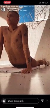 Pabllo Vittar surge só de sunga e exibe corpão durante exercícios na quarentena
