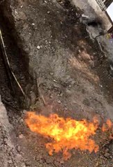 İş makinesi boruyu deldi, doğal gaz alev aldı