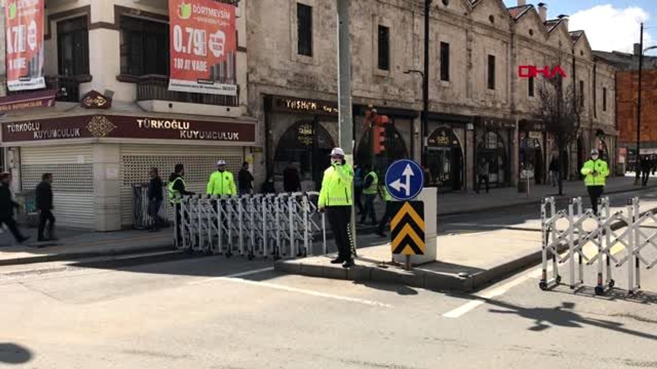 SİVAS Yoğunluk azalmayınca cadde araç ve yaya trafiğine kapatıldı