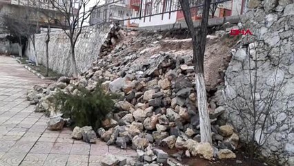 Besni'de çocuk parkının istinat duvarı çöktü