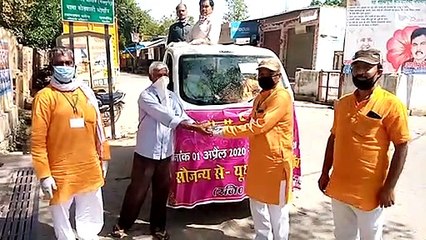 मैनपुरी: श्रीदेवी मेला समिति द्वारा बांटा गया खाना