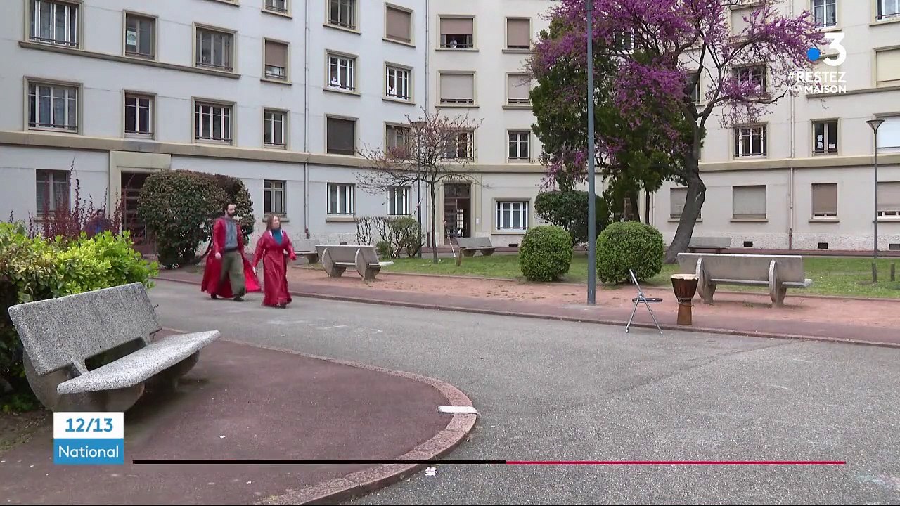 Rhône : des comédiens se transforment en crieurs de rue pour égayer le quotidien du voisinage