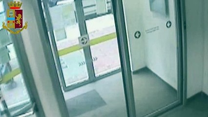 Bari - Rubano pensione a 97enne fuori ufficio postale: 2 arresti (02.04.20)