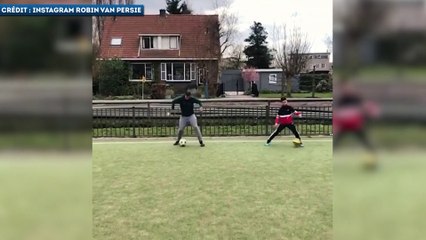 L'enchaînement technique de grande classe de Robin van Persie et de son fils