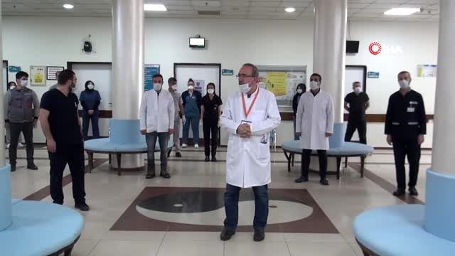 Salgından dolayı hayatını kaybedenler anısına saygı duruşu