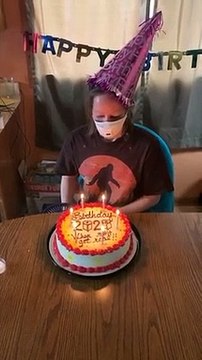 Comment souffler les bougies avec son masque ? Bon anniversaire !