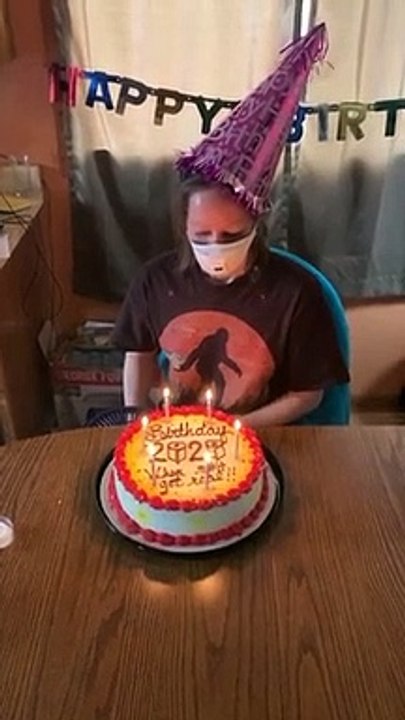 Comment souffler les bougies avec son masque ? Bon anniversaire !