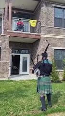 Il joue de la cornemuse pour les personnes âgées en quarantaine !