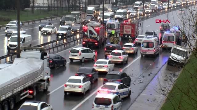 BAŞAKŞEHİR TEM'DE SERVİS ARACI İLE KAMYONET ÇARPIŞTI