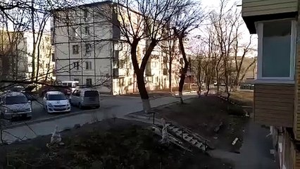 Un Drone-vertising est utilisé pour faire une livraison à domicile.
