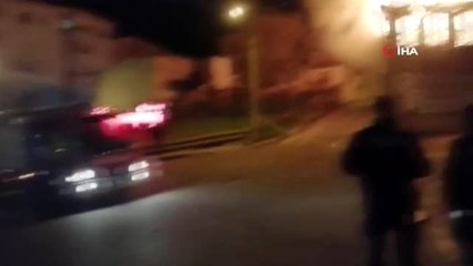 Tarihi ahşap bina alev alev yandı...O anlar kamerada