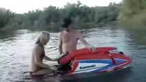 Première sortie en jetski... Elle finit dans les buissons