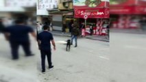 Sokakta kimseyi bulamadı, köpekle futbol oynadı