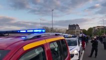 L'hommage des policiers, des pompiers, des ambulanciers aux soignants devant le CHU de Nantes