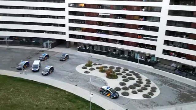 Vecinos y Policía Nacional participan en el aplauso sanitario en Pamplona