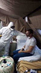 Paciente infetado com Covid-19 é surpreendido por médicos no seu aniversário