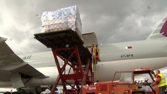 Aterriza en Madrid uno de los dos aviones con material sanitario comprado por la CAM