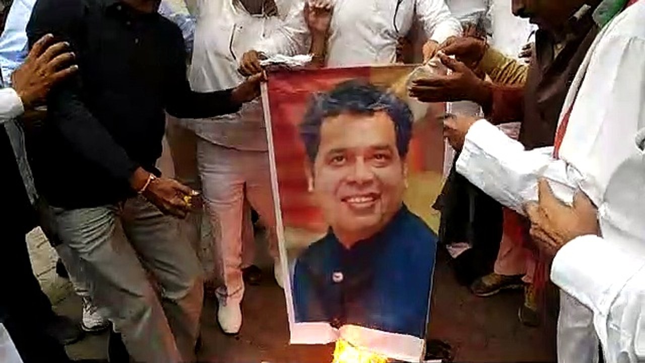 कांग्रेसियों ने फूंका ऊर्जा मंत्री का पुतला और की बर्खास्त करने की मांग, देखें वीडियो